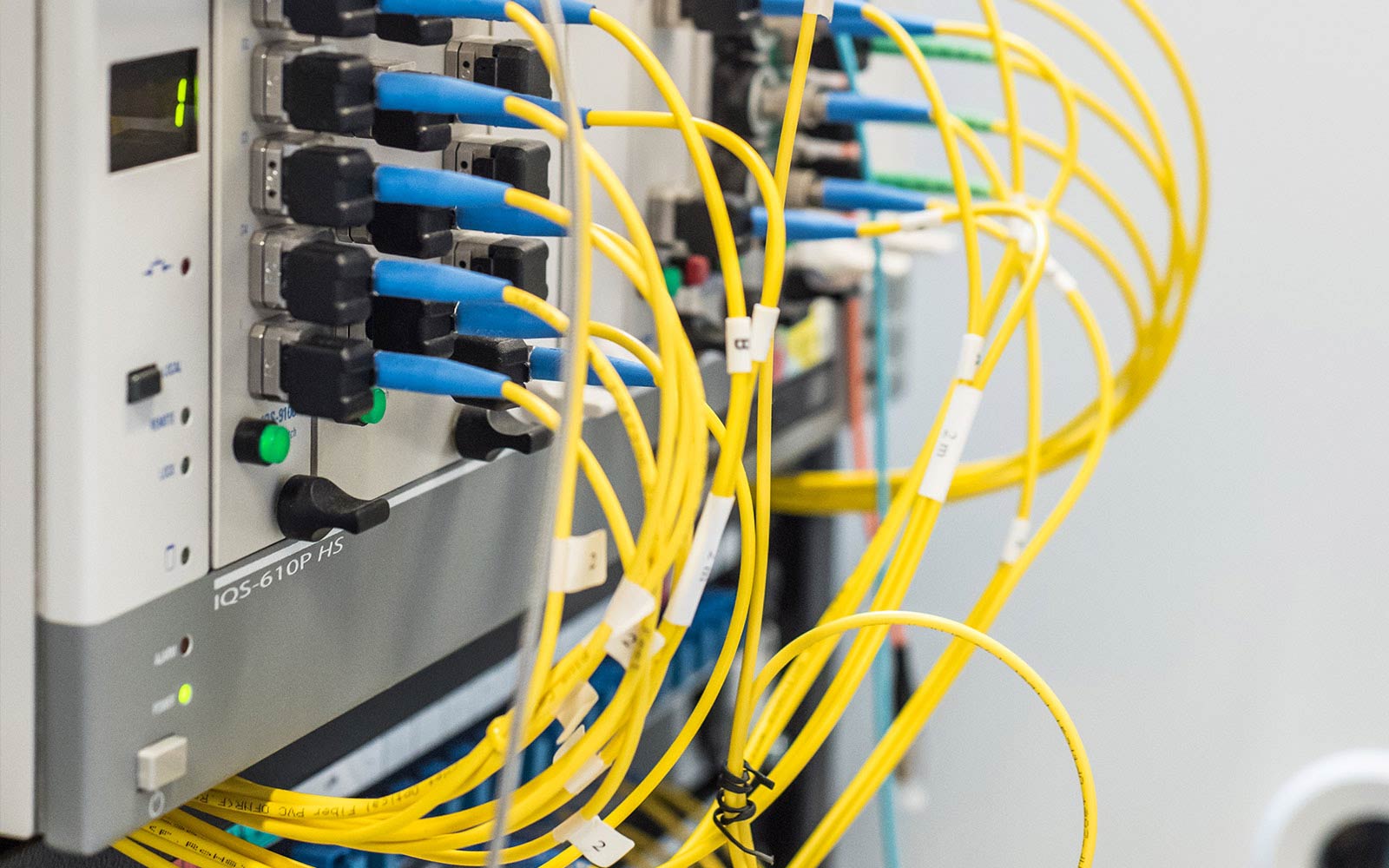 O cabo QSFP-DD para QSFP-DD DAC/AOC consiste em 2 QSFP-DD ligados diretamente através de cabo de cobre/fibra. Este tipo de cabo é dedicado para aplicações de 200G e/ou 400G e se encaixa na porta QSFP-DD de qualquer marca de equipamento. A Skylane Optics oferece uma gama completa de cabos QSFP-DD com um conjunto único de serviços, tais como testes, codificação, personalização, suporte eficaz e experiência técnica.